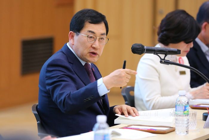 주낙영 시장이 지난 17일 시청 알천홀에서 민선 8기 공약사업 추진상황 보고회를 주재하고 있다.