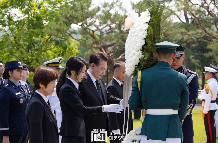6월 6일 윤석열 대통령 부부는 제69회 현충일 추념식에 참석했다.