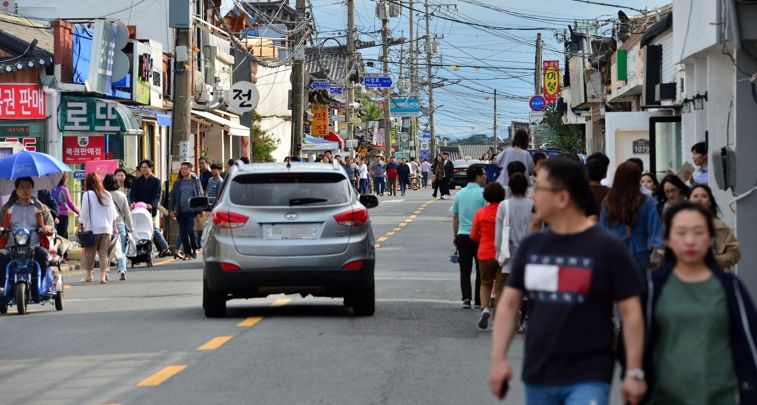 보행로가 없어 차량과 사람이 뒤엉켜 극심한 혼잡과 전선이 거미줄처럼 얽혀있던 과거의 황리단길 모습
