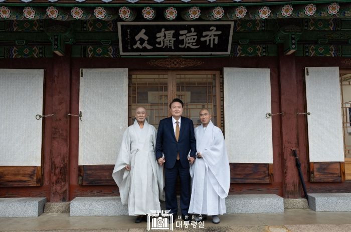 10월 22일 윤석열 대통령은 부산 금정구에 위치한 범어사를 방문했다.