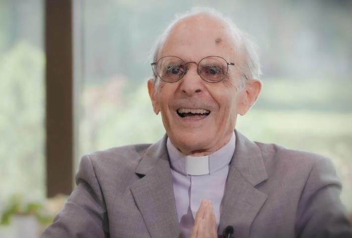 두봉 주교 인터뷰 중