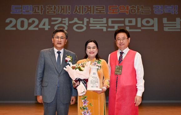 경북도, 오티펑란 호치민대 인문사회과학대 총장에 명예도민증 수여