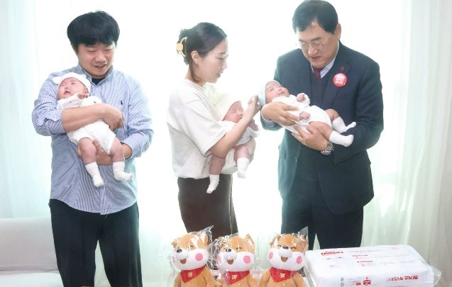 주낙영 경주시장이 7일 오전 동천동에 거주하는 강근희·박선혜 씨 가정을 방문해 지난해 10월 태어난 세쌍둥이 혜인·혜준·혜원의 백일을 축하하며 선물을 전달하고 있다.