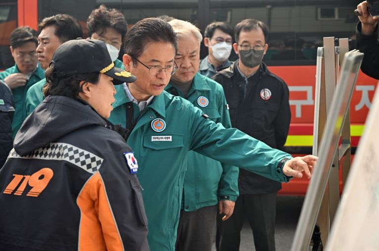 이철우 경북도지사 “주민은 선제적으로 대피시켜 인명 피해 없도록 하고, 문화유산 지키는데 가용자원 총동원해 문화유산 반드시 지켜라”