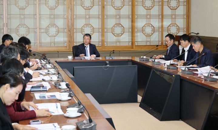 포항시가 제32차 아시아태평양경제협력체(APEC) 정상회의의 성공적 개최를 지원하기 위해 24일 ‘APEC 성공개최 추진상황 점검회의’를 개최했다.