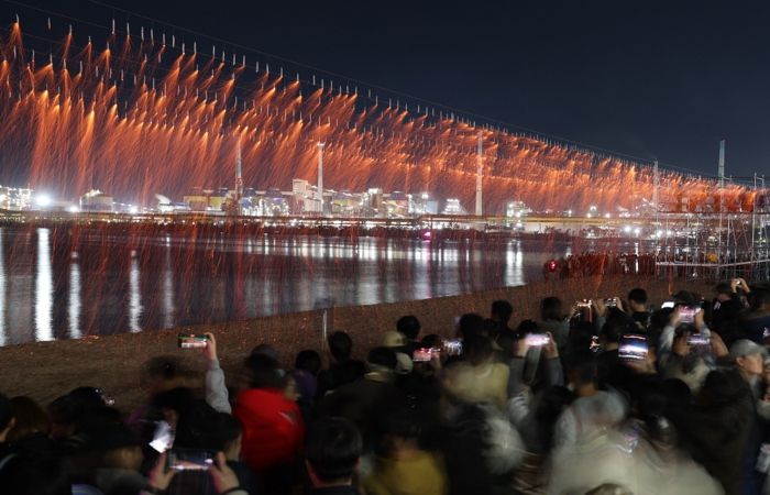 포항시는 1일 송도해수욕장에서 ‘송도 낙화놀이’를 개최했다.
