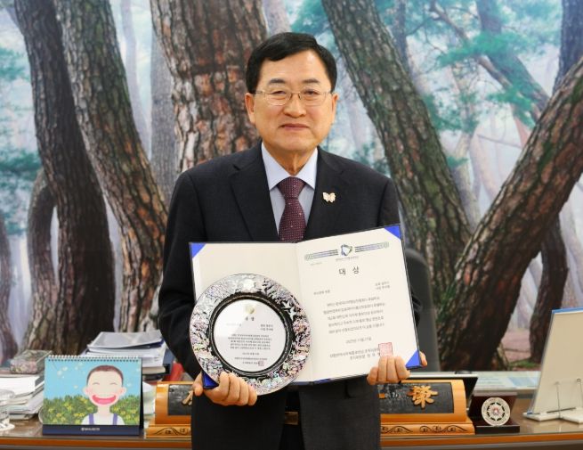 주낙영 경주시장이 제2회 대한민국지자체홍보대상 역사문화부문 대상 상패와 인증서를 들고 기념촬영을 하고 있다