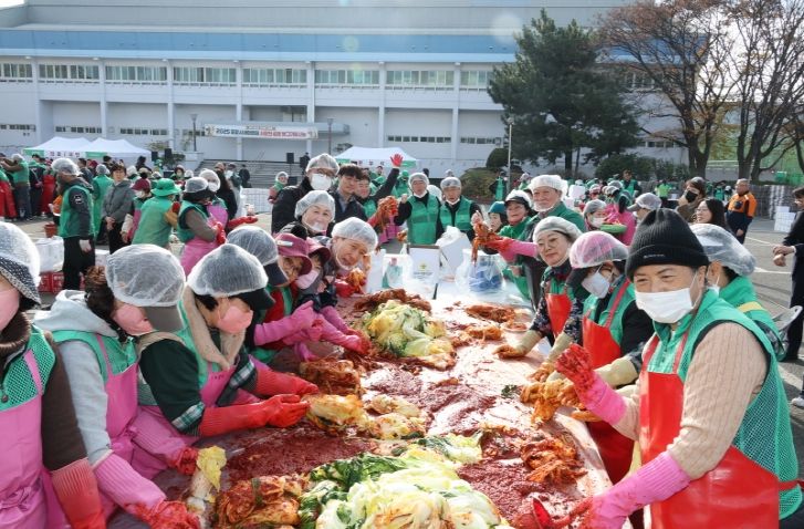 포항시새마을회가 24일 김장 행사에서 김치 양념을 버무리는 작업을 하고 있다.