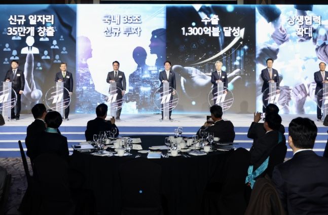 김민석 국무총리가 1일 서울 롯데호텔에서 열린 제11회 중견기업인의 날 기념식에서 축사 및 기념 퍼포먼스를 하고 있다.