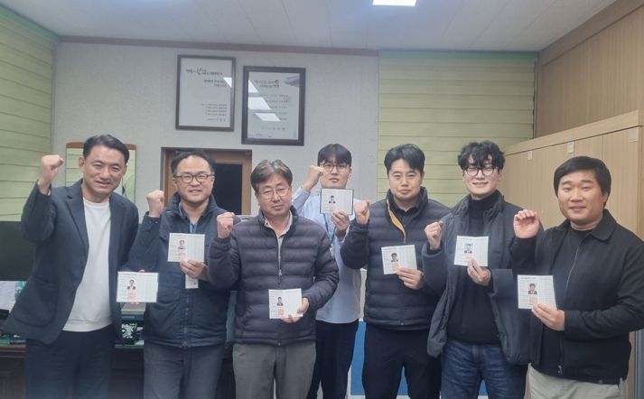 경주시 상수도과 직원들이 올해 취득한 상수도 분야 전문자격증을 보여주며 기념촬영을 하고 있다