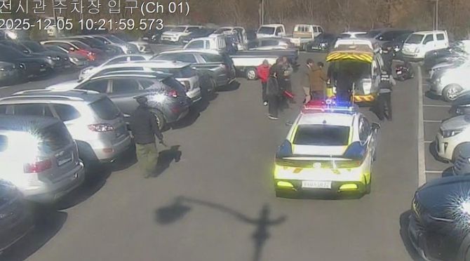 5일 오전 경주 화랑마을 화랑전시관 주차장에서 쓰러진 교육생을 구조하기 위해 119 구급대가 현장에 도착한 모습. 화랑마을 직원들의 신속한 신고와 응급처치로 환자는 의식을 회복한 뒤 병원으로 이송됐다.