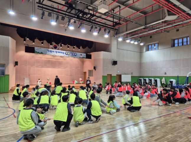 경주시 가족센터가 6일 화랑마을 풍류홀에서 개최한 가족운동회에서 참가 가족들이 팀을 이