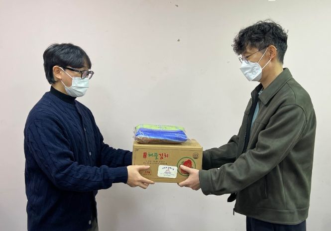 경주시정신건강복지센터가 '따뜻한 겨울나기' 지원사업의 일환으로 등록 회원 가정에 김장김치와 방한용품을 전달하고 있다