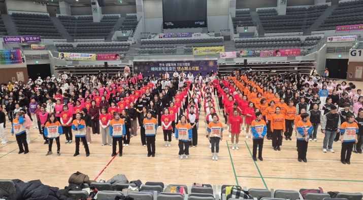 포항 지역 에어로빅 동호인들이 모여 생활댄스의 매력을 선보이는 ‘에어로빅동호인 댄스페스티벌’이 지난 13일 포항실내체육관에서 열렸다.