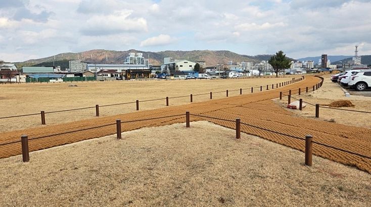 경주시 성동동 전랑지 전경. 통일신라 북궁 터로 추정되는 이 일대는 경역정비사업을 통해 탐방로와 울타리 설치 등 환경 정비가 단계적으로 추진되고 있다.