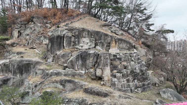 가흥동 마애여래삼존상 및 여래좌상 전경