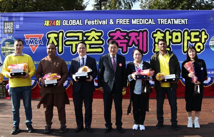 제24회 지구촌 축제 한마당에서 주낙영 경주시장(사진 중앙)과 참석자들이 기념촬영을 하고 있다.