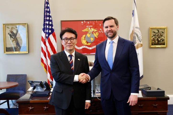 미국을 방문 중인 김민석 국무총리가 23일(현지시간) 미국 워싱턴DC 백악관에서 JD 밴스 부통령과 면담에 앞서 기념 촬영을 하고 있다.