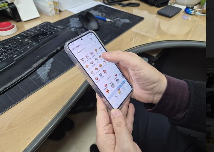 먹깨비 어플을 통해 배달음식을 주문하고 있다.