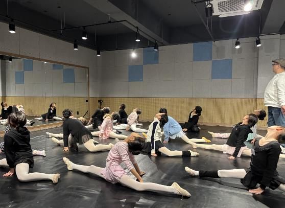 재)영덕문화관광재단이 운영하는 노년 발레 클래스에서 참여자들이 발레 동작을 응용한 스트레칭 수업을 받고 있다.