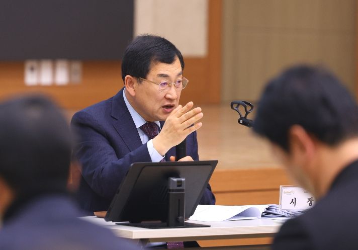 주낙영 시장이 23일 오전 청내 알천홀에서 확대간부회의를 주재하며 주요 현안에 대해 발언하고 있다.