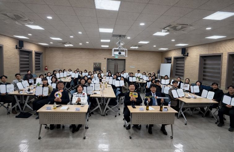 경주시는 2월 27일 경주시종합자원봉사센터에서 ‘2026년 경주시 지역사회보장 실무협의체 실무분과위원회 위촉식 및 분과회의’를 개최하고, 6개 분과 70명의 위원에게 위촉장을 수여한 뒤 기념촬영을 하고 있다