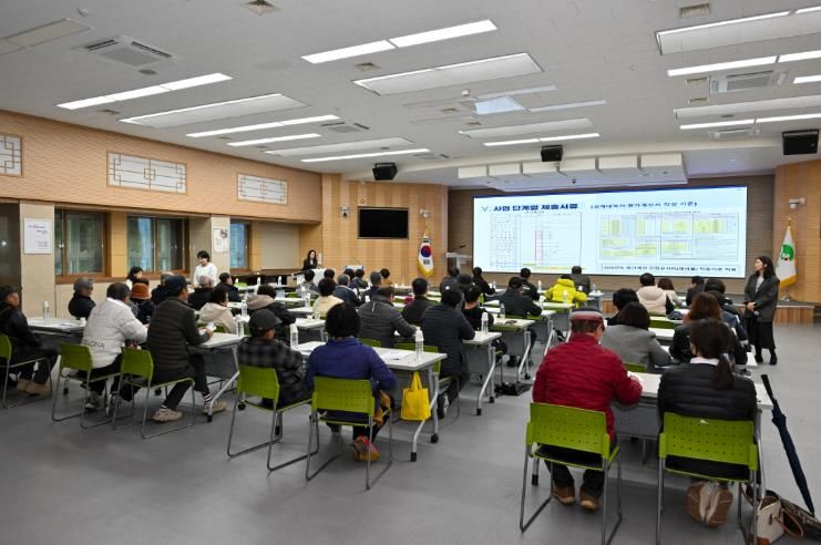 영주시는 지난 18일 시청 강당에서 공동주택 관리 보조금 지원사업 설명회를 개최했다