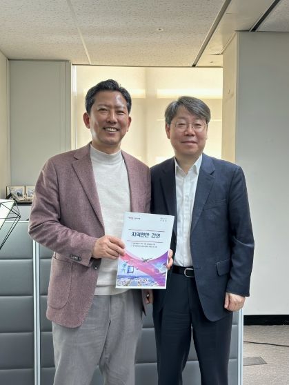 (오른쪽) 최우혁 산업통상부 첨단산업정책관