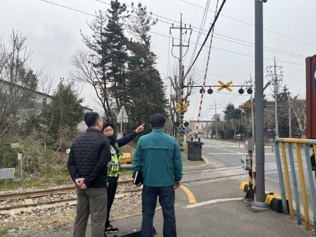 철도건널목 안전 점검 중인 관계자들 모습