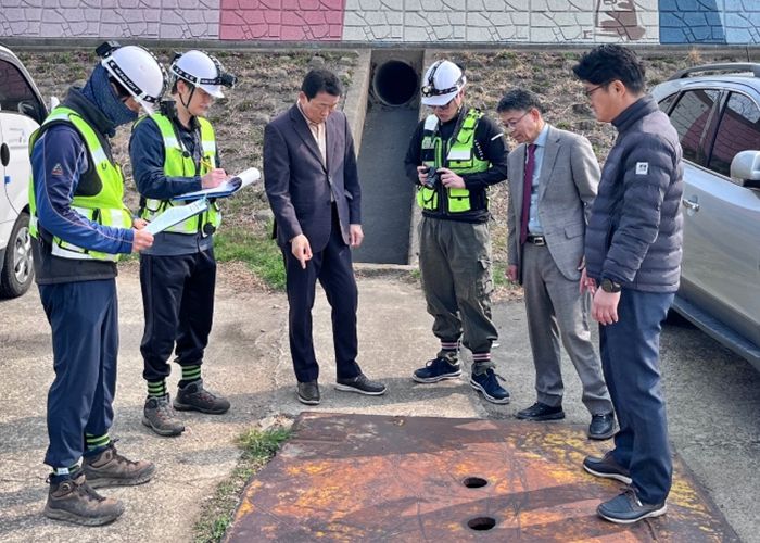 경주시 관계자와 민간 전문가들이 형산강 일원에서 하천 시설물에 대한 안전점검을 실시하고 있다.
