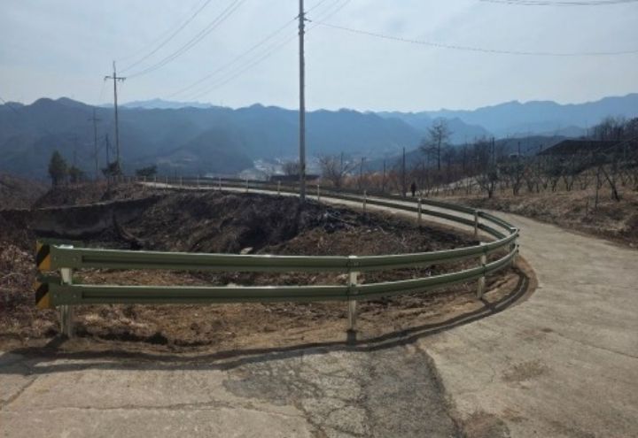 영덕군이 차량 안전사고 예방을 위해 산불 발생 지역에 철제 가드레일을 설치했다.