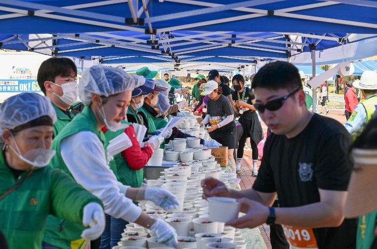영주시 새마을회가 1만명 분 국수나눔을 하고 있다.