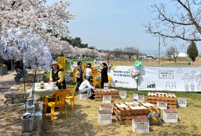 경주시 여성친화도시 일자리사업 참여 창업자들이 대릉원돌담길 축제 현장에서 시민,관광객과 함께하는 체험부스를 운영하고 있다