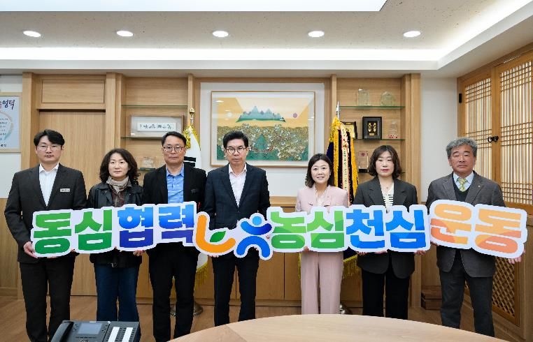 영덕군과 NH농협은행 영덕군지부 외국인 계절근로자 지원을 강화하기 위해 업무협약.을 체결하고 있다.