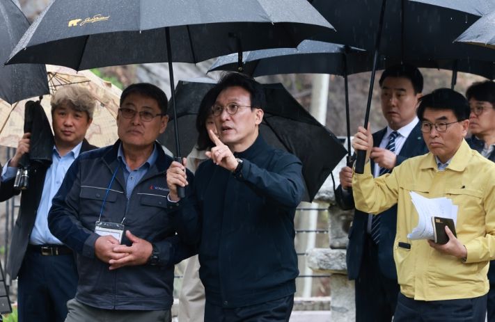 김민석 국무총리가 9일 세종 장군면 아스팔트콘크리트 생산업체를 방문, 중동 사태에 따른 건설 자재 수급 리스크 등을 점검하고 있다.(국무조정실)