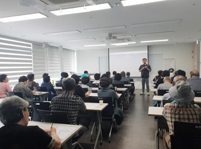 인문도시 사업 일환 선비들의 전염병 치유방법에 대한 교육을 진행하고 있다