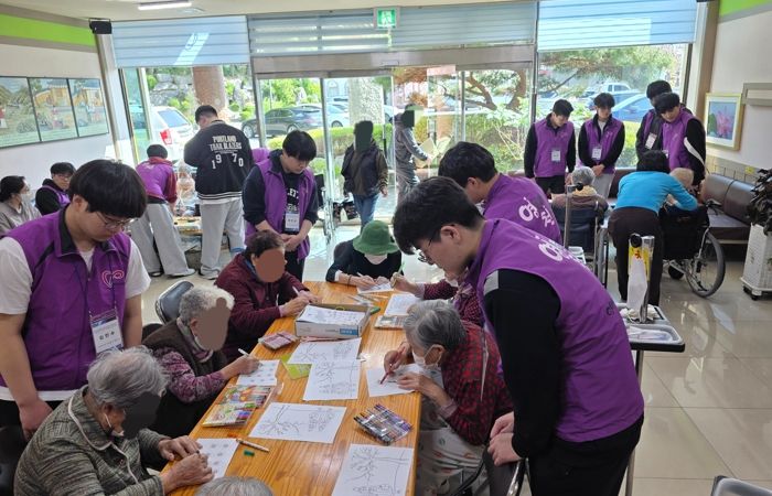 영천고등학교 지역사랑 자원봉사 동아리 학생들이 참좋은요양병원에서 어르신들과 여가 활동을 함께하고 있다.